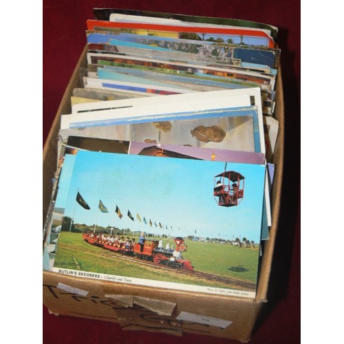 98 - BOX OF MIXED SOUVENIR POSTCARDS. VINTAGE.