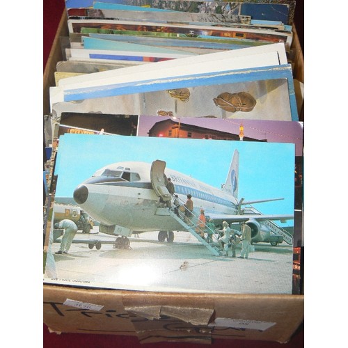 98 - BOX OF MIXED SOUVENIR POSTCARDS. VINTAGE.