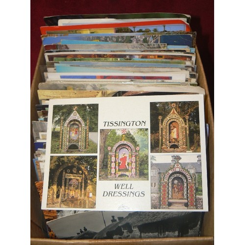 98 - BOX OF MIXED SOUVENIR POSTCARDS. VINTAGE.