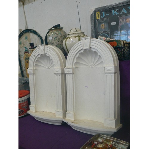 117 - CLASSIC-STYLE PORTICO WALL ALCOVES. WHITE PLASTIC.