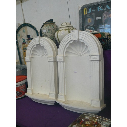 117 - CLASSIC-STYLE PORTICO WALL ALCOVES. WHITE PLASTIC.