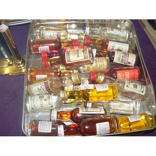 118 - DRINK MINIATURES. BISCUIT TIN FULL-INC AMARISCHIA, GRAPPA, SAMBYKA, MISTRA, ALCHERMES, RHUM FANTASIA... 