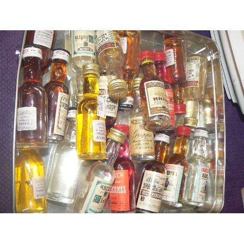 118 - DRINK MINIATURES. BISCUIT TIN FULL-INC AMARISCHIA, GRAPPA, SAMBYKA, MISTRA, ALCHERMES, RHUM FANTASIA... 