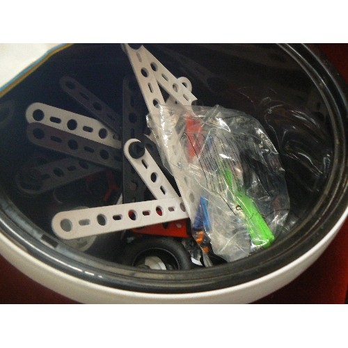 122 - MECCANO ROBOTICS-JUNIOR. ENGINEERING & ROBOTICS. IN PLASTIC BUCKET.