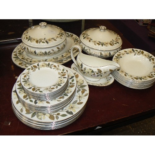 234 - WEDGWOOD BEACONSFIELD DINNER SERVICE. 8 PERSON SET IN AUTUMN LEAF DESIGN. IN ADDITION TO PLATES, INC... 