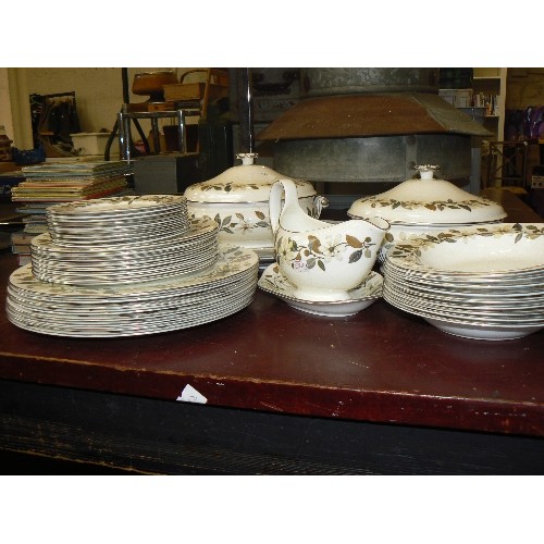 234 - WEDGWOOD BEACONSFIELD DINNER SERVICE. 8 PERSON SET IN AUTUMN LEAF DESIGN. IN ADDITION TO PLATES, INC... 