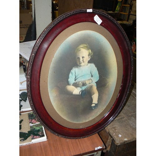 340 - LARGE VINTAGE OVAL PICTURE FRAME CONTAINING A LOVELY OLD PHOTOGRAPH OF A LITTLE BOY.