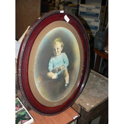 340 - LARGE VINTAGE OVAL PICTURE FRAME CONTAINING A LOVELY OLD PHOTOGRAPH OF A LITTLE BOY.