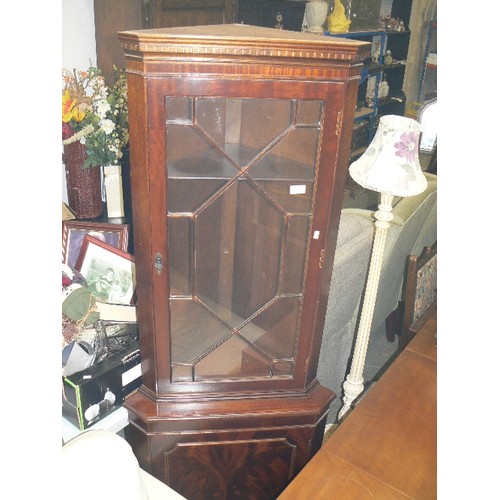 345 - MAHOGANY CORNER DISPLAY CABINET. SINGLE GLASS DOOR WITH NARROW BEAD DETAIL. INLAID BOTTOM DOOR.