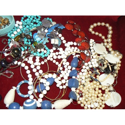 282 - COLLECTION OF MIXED COSTUME JEWELLERY.