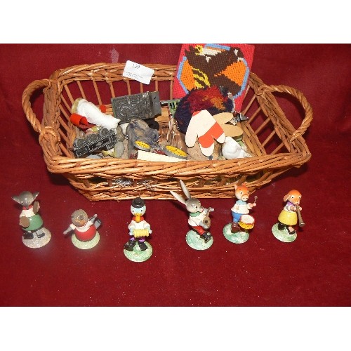 129 - BASKET OF MIXED MINIATURES, INC WHIMSIES, VINTAGE WOODEN BAND MEMBERS, TRAIN ENGINE, STEAM ENGINE ET... 