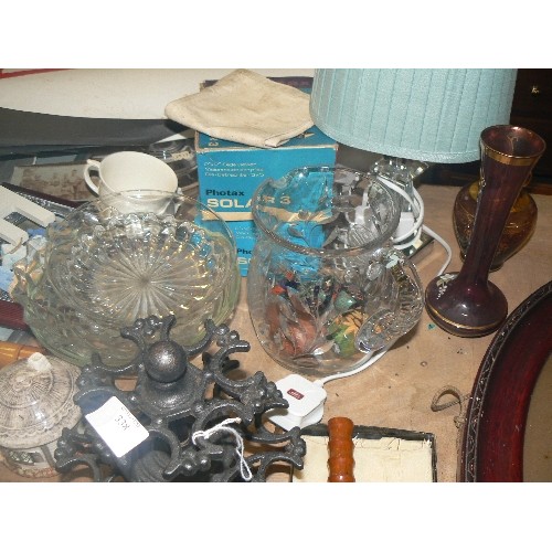 338 - MIXED LOT OF DECORATIVE AND HOUSEHOLD.