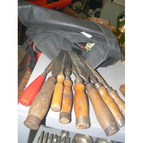 331 - GOOD QUALITY VINTAGE WOOD CHISELS. GPO 1956