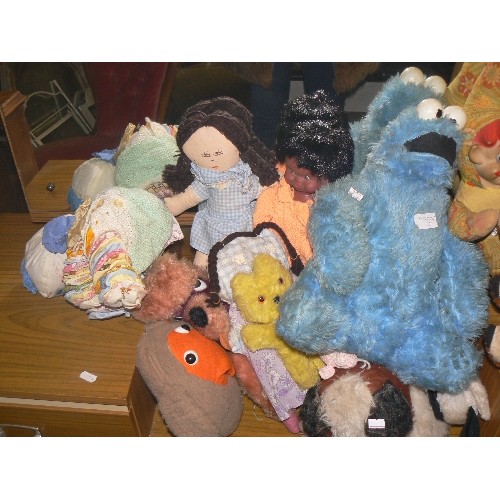 399 - COOKIE MONSTER FROM SESAME STREET, AND COLLECTION OF RETRO SOFT TOYS.