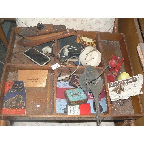 404 - VINTAGE WORKSHOP WOODEN DRAWER FULL OF ODDS & ENDS. INCLUDING A WOODEN LAMP BOAT. A BREVETTE MOILI-B... 