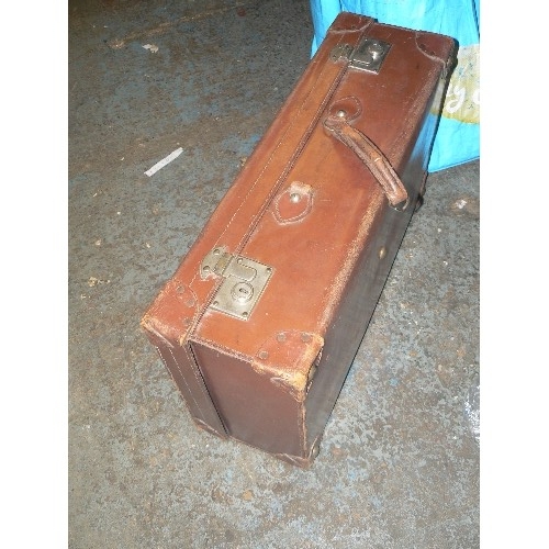 417 - LARGE VINTAGE LEATHER SUITCASE WITH RE-INFORCED CORNERS AND RIVETS. THE THICK LEATHER HANDLE IS PART... 