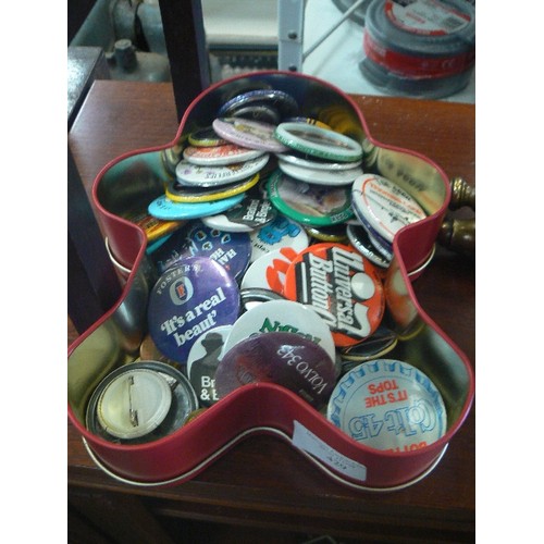 429 - TIN FULL OF METAL PIN BADGES.