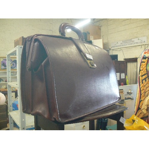 431 - VINTAGE GLADSTONE BAG, FAUX LEATHER.