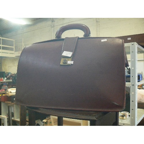 431 - VINTAGE GLADSTONE BAG, FAUX LEATHER.