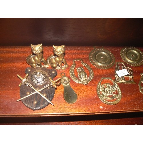 432 - 15 VINTAGE HORSE BRASSES AND A PAIR OF SIAMESE CATS.