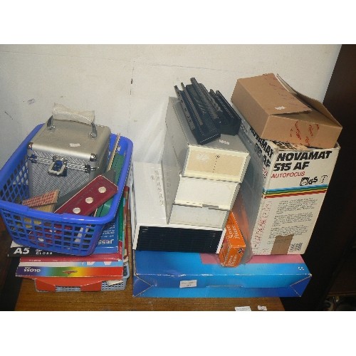 497 - PHOTOGRAPHIC LOT. NOVAMAT AUTOMATIC SLIDE PROJECTOR, OPTOMA PROJECTOR, SCREEN POINTER, JESSOPS LIGHT... 