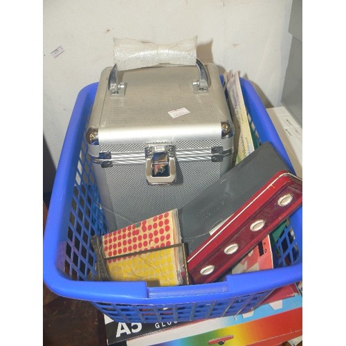 497 - PHOTOGRAPHIC LOT. NOVAMAT AUTOMATIC SLIDE PROJECTOR, OPTOMA PROJECTOR, SCREEN POINTER, JESSOPS LIGHT... 