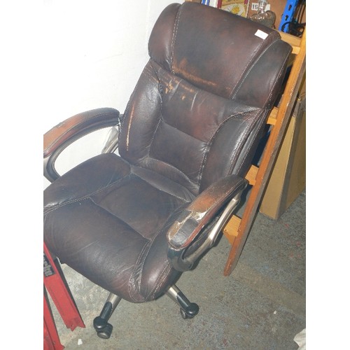 507 - BROWN LEATHER OFFICE CHAIR. RETRO-VINTAGE.