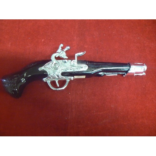 47 - A VINTAGE AVON GLASS FLINTLOCK PISTOL WITH AFTERSHAVE