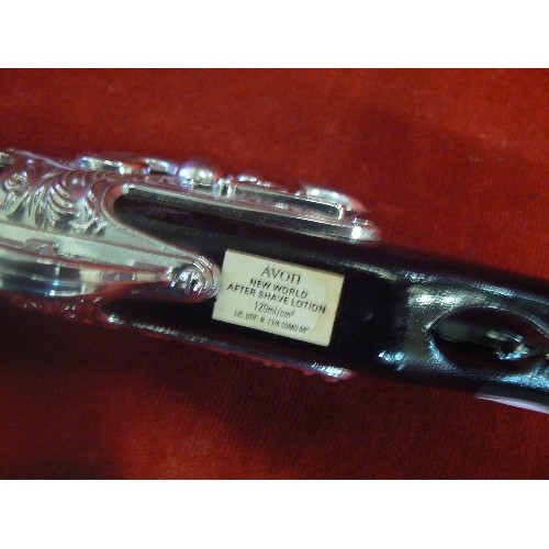 47 - A VINTAGE AVON GLASS FLINTLOCK PISTOL WITH AFTERSHAVE