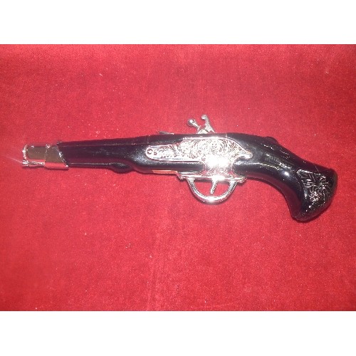 47 - A VINTAGE AVON GLASS FLINTLOCK PISTOL WITH AFTERSHAVE