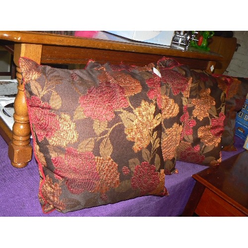 162 - SET OF 4 X SCATTER CUSHIONS IN AUTUMNAL COLOURS, RUST, ORANGE, GREEN AND BROWN.