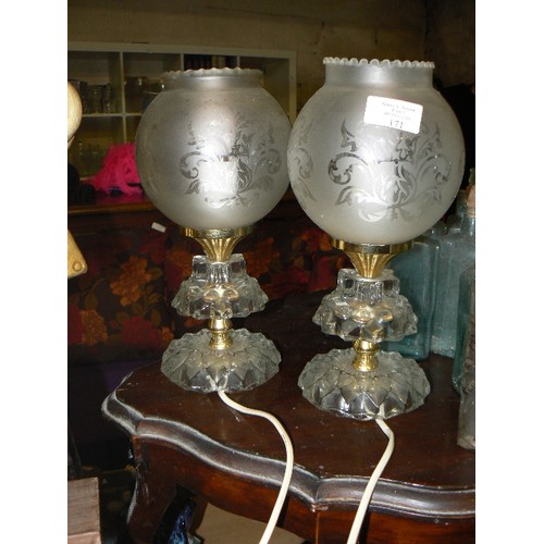 171 - PAIR OF SMALL CRYSTAL & BRASS BASED TABLE LAMPS, COMPLETE WITH FRILLED GLASS ETCHED SHADES.