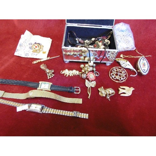 13 - A MIRRORED JEWELLERY BOX FULL OF COSTUME JEWELLERY LOVELY BROOCHES GOLD PLATED AN ENAMEL RED CROSS B... 