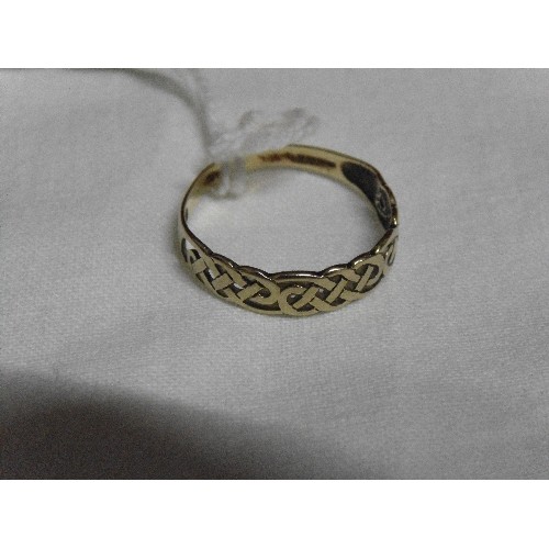 21 - A 9ct GOLD WEDDING BAND IN CELTIC WORK SIZE R WEIGHT 1.28gr