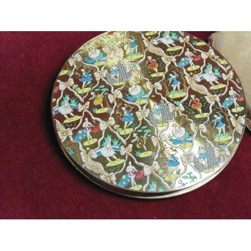 39 - A VINTAGE COMPACT BY COALPORT WITH THE FACE COVERED IN BALLERINAS DANCING