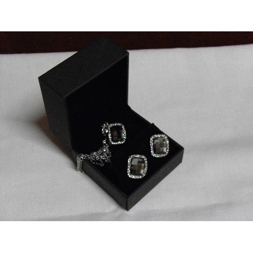 41 - A NECKLACE AND EARRING SET BOXED