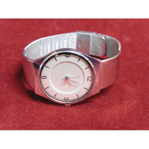 35 - A FINE CLASSICAL GENTS WATCH STAINLESS STEEL CLEAN FACE