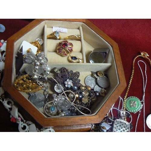 42 - A OCTAGON JEWELLERY BOX WITH GLASS TOP WITH A SILVER CHAIN, CHILDS SILVER PADLOCK CHAIN PLUS A CROSS... 