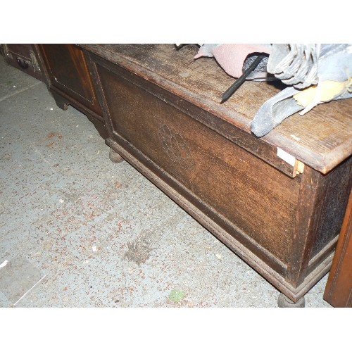 286 - MID-CENTURY BLANKET BOX WITH BUN FEET.