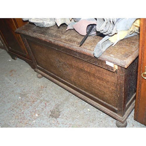 286 - MID-CENTURY BLANKET BOX WITH BUN FEET.