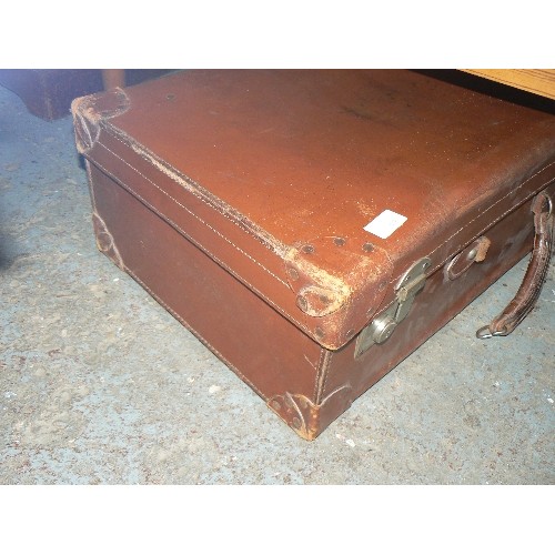 359 - LARGE VINTAGE LEATHER SUITCASE. LEATHER CORNER BRACKETS & RIVETS, HANDLE NEEDS ATTENTION.