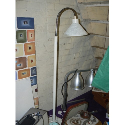 147 - TALL TASK/READING LAMP WITH FLEXI HEAD, MESH METAL SHADE. WHITE.