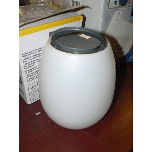 185 - PORTABLE OUTDOOR LAMP WITH BLUETOOTH SPEAKER. LED INTEGRATED. APPEARS UNUSED. WITH BOX.