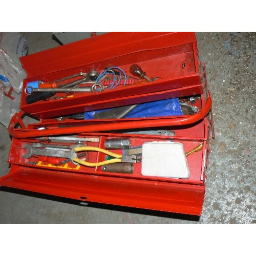 137 - LARGE RED METAL CANTILEVER TOOL BOX, WITH MIXED TOOLING CONTENTS.