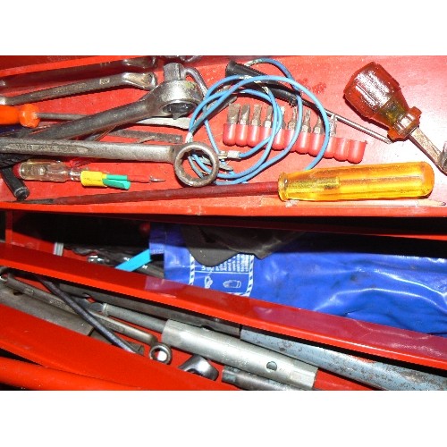 137 - LARGE RED METAL CANTILEVER TOOL BOX, WITH MIXED TOOLING CONTENTS.