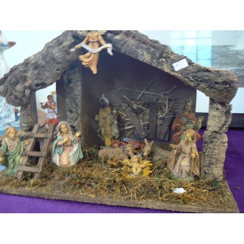 108 - TRADITIONAL NATIVITY SCENE. STABLE WITH FIGURES.