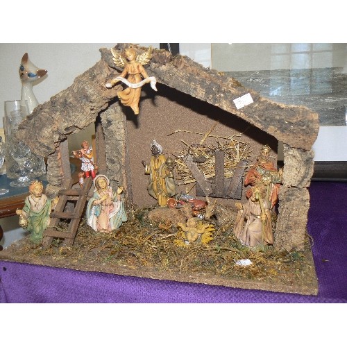 108 - TRADITIONAL NATIVITY SCENE. STABLE WITH FIGURES.