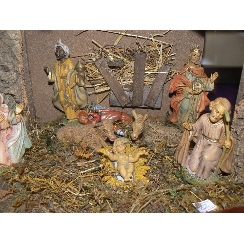 108 - TRADITIONAL NATIVITY SCENE. STABLE WITH FIGURES.