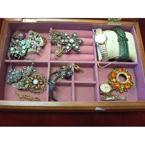 109 - JEWELLERY BOX WITH COSTUME JEWELLERY CONTENTS.