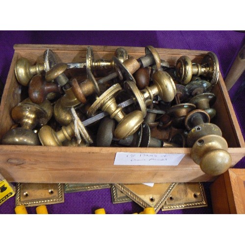 145 - 18 PAIR OF VINTAGE BRASS DOOR KNOBS, IN A WOODEN BOX.